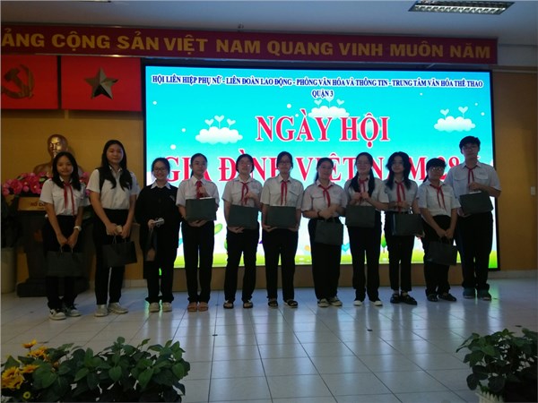 Học sinh nhận giải cuộc thi vẽ tranh cổ động năm 2022